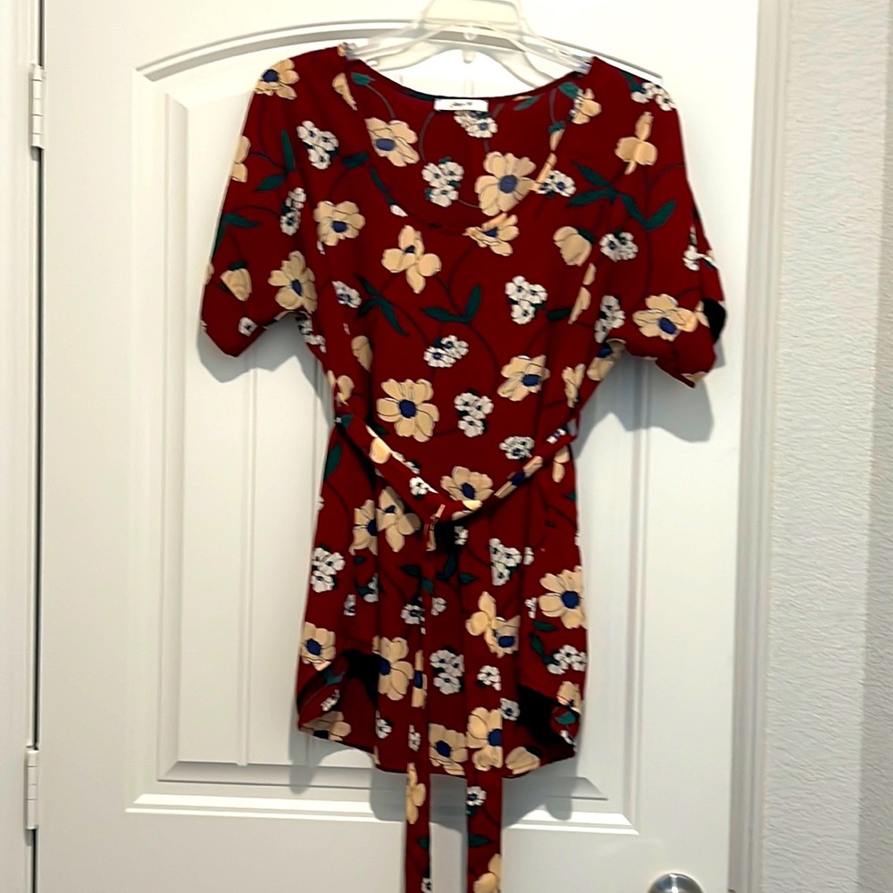 Jessy B red flower tunic shirt with belt. Size L, good condition